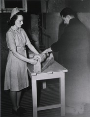 U.S. Army. General Hospital No. 40, St. Louis, MO: Exercise of weakened hand