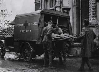 U. S. Army Base Hospital Number 40, Sarisbury, England: Unloading a wounded soldier from an ambulance