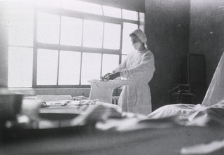 Lenox Hill Hospital, New York City, N.Y: Interior view of Operating Room showing nurse