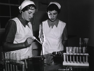 Melbourne School of Nursing: Student trainees in the science laboratory