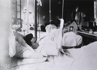 U.S. American National Red Cross Hospital No.1, Paris, France: Wounded reading newspaper