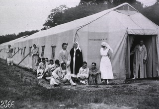 U.S. American National Red Cross Hospital No. 5, Auteuil, France: A party of convalescent American soldiers and their nurses outside one of the tents