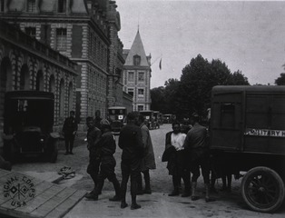 U.S. American National Red Cross Hospital No.1, Paris, France: Wounded soldiers arriving at hospital