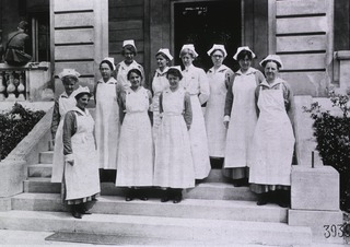 U.S. American National Red Cross Hospital No. 6, Paris, France: Nurses of the staff on steps of hospital, former home of Isadora Duncan