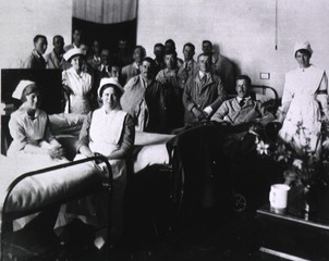 U.S. American National Red Cross Hospital No. 21, Paighnton, England: Patients and nurses in the orthopedic ward