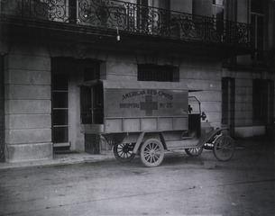 U.S. American National Red Cross Hospital No. 21, Paighnton, England: Ambulance in front of receiving ward