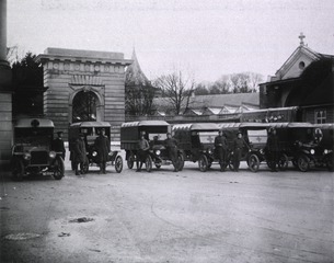 U.S. American National Red Cross Hospital No. 21, Paighnton, England: Ambulances in front of the hospital