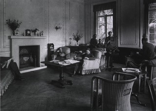 U.S. American National Red Cross Hospital No. 24, London, England: Patients in the lounge