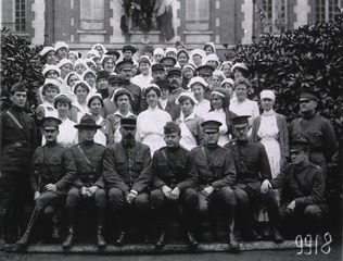 U.S. American National Red Cross Hospital No. 109, Évreaux, France: Group of U.S. nurses and U.S. and French officers