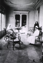 U.S. American National Red Cross Hospital No. 109, Évreaux, France: Nurses in a sitting room