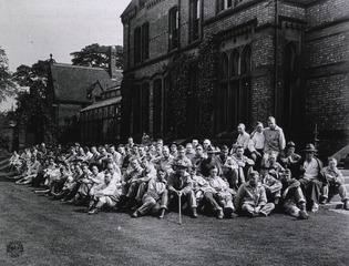 U.S. American National Red Cross Hospital No.4, Liverpool, England: Convalescing soldiers out for some air