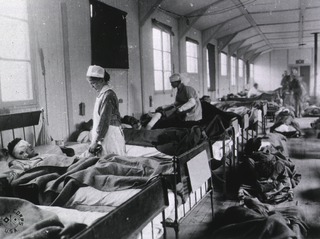 U.S. American National Red Cross Evacuation Hospital No. 114, Fleury-sur-Aisne, France: Nurses with wounded in ward 1