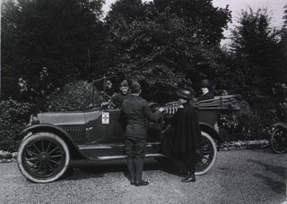 U.S. American National Red Cross Convalescent Home for Nurses, Putney, England: Nurses ready to leave on a car ride with two soldiers