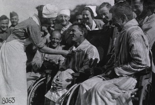 U.S. American National Red Cross Hospital No.5, Paris, France: Wounded soldiers with nurse at the Tent Hospital at Auteuil Race Track