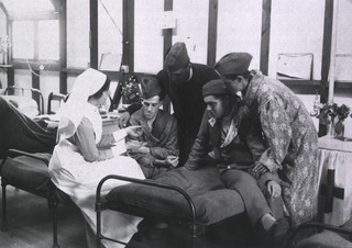 Great Britain, British Red Cross Society Voluntary Aid Detachment Hospital, Newton-Abbot, England: Nurse with group of patients