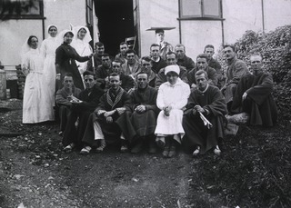 Great Britain, British Red Cross Society Voluntary Aid Detachment Hospital, Newton-Abbot, England: Nurses and influenza patients