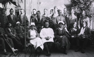 Great Britain, British Red Cross Society Voluntary Aid Detachment Hospital, Newton-Abbot, England: Nurses with a group of wounded patients