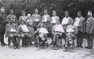 Great Britain, British Red Cross Society Voluntary Aid Detachment Hospital, Newton-Abbot, England: Group of wounded patients