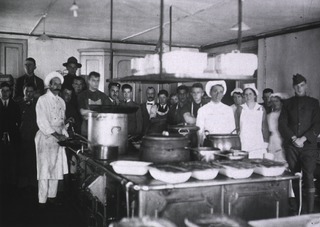 Great Britain, British Red Cross Society Voluntary Aid Detachment Hospital, Newton-Abbot, England: Patients and staff in kitchen