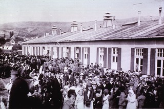 [Public Health - Yugoslavia]: [Large group of people outside of a building.]