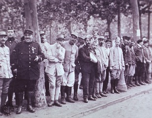 [Invalid soldiers watching a parade in La Havre]