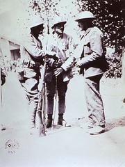 [American servicemen talking to wounded British and French soldiers]