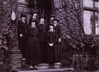 U.S. American National Red Cross: Group of ARC canteen workers outside of Club-House, Southampton, England