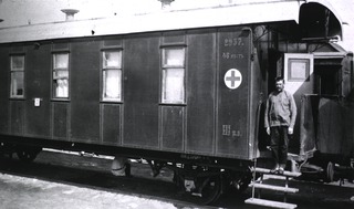 [Military hospital train No. 17 ward]