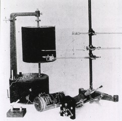 [Medical instruments: Kymograph, with muscle lever and signal magnet]