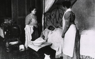 [Public Health: A child with influenza, her mother, and a visiting nurse from a local Child Welfare Association]