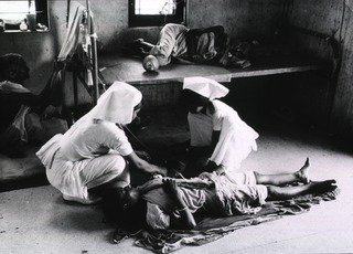 Emergency rehydration of cholera patients at a dispensary near Calcutta, India. Proper use of oral rehyrdration can reduce by 70 percent or more the need for intravenous fluid to treat cholera and other acute diarrhoeas