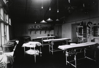 [U.S. Army. Base Hospital No. 5, Boulogne, France]: [Interior view of Operating Room]