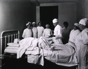 [Demonstration of delivery procedures to midwives]