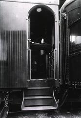 [Transferral of patients between hospital train cars]
