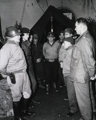 [Military personnel visit the 32nd Field Hospital, Italy]