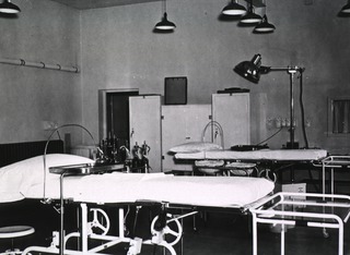 [Interior view of an operating room, 5th General Hospital]