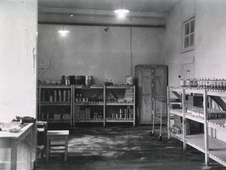 [Central supply and blood bank of the 100th General Hospital, Bar Le Duc, France]