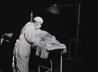 Operating room procedure in the 65th Station Hospital, Darwin, Australia