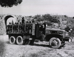 [Truck load of Army Nurses as they enter the town of Paestum, Italy]