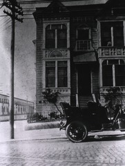 S[an] F[rancisco] Plague Suppresive [sic] Headquarters at Filmore & Page Sts.; Dr. Blue's "Big Red" Thomas auto--a rarety [sic] in 1907