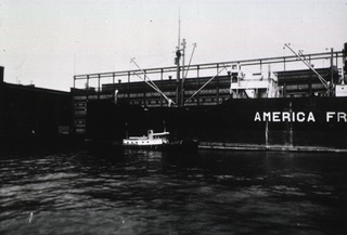 [Fumigation boat alongside a ship, New York, N.Y.]