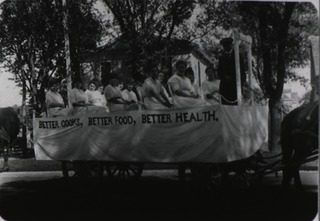 [Wilson County Sanitation Day Parade, Fredonia, Kansas, Oct. 5, 1915]