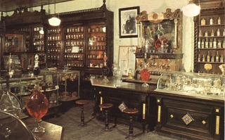 Historical pharmacy la pharmacie francaise