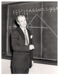 Linus Pauling lecturing in front of a chalkboard