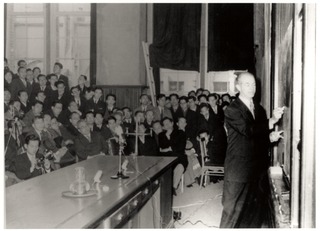 Pauling lecturing to a large audience