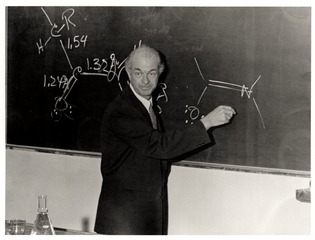 Linus Pauling lecturing on the structure of proteins