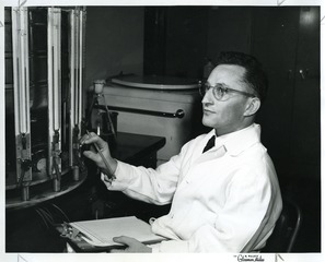 Sol Spiegelman working in University of Illinois lab