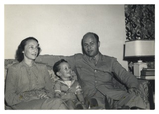 Harold Varmus (approximately age 3) with his parents, Bea and Frank at their Winter Park, Florida home