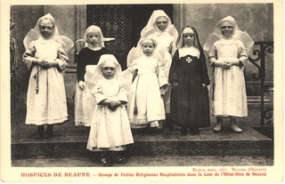 Hospices de Beaune: groupe de petites religieuses hospitalières dans la cour de l'Hô̂tel-Dieu de Beaune