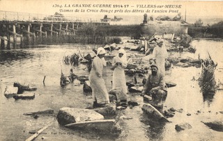 La Grande Guerre, 1914-17, Villers-sur-Meuse. Dames de la Croix-Rouge prës des d́ebris de l'ancien pont